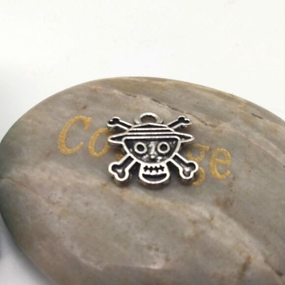 One piece skull skeleton charm - Picture 1 of 1